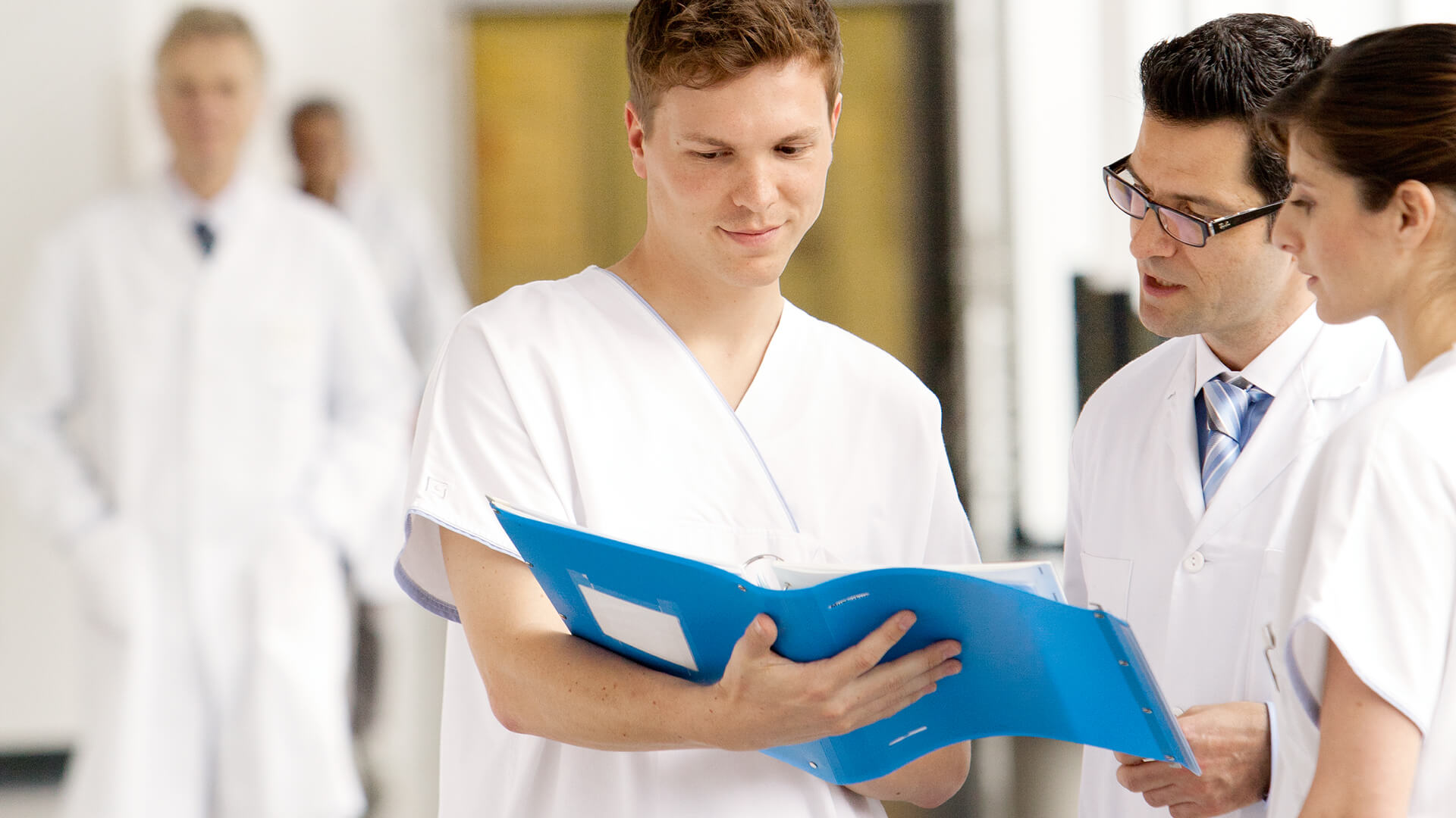 Ärzte und Pflege eines Krankenhauses im Gespräch über eine Patientenakte